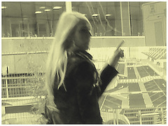 Index d'une belle blonde -  Index finger blond Lady -  Brussels airport   /  19-10-2008 - Photofiltrée à l'ancienne.