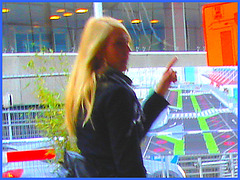 Index d'une belle blonde -  Index finger blond Lady -  Brussels airport   /  19-10-2008 - Photofiltrée.