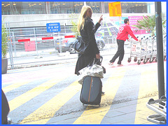 Index d'une belle blonde -  Index finger blond Lady -  Brussels airport   /  19-10-2008