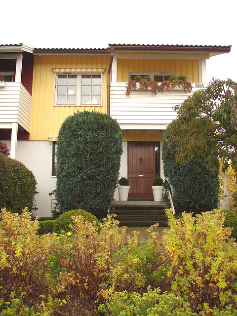 House entrance among the greenery -  Porte d'entrée invitante parmi la verdure - Båstad, Suède