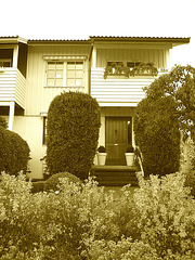 House entrance among the greenery -  Porte d'entrée invitante parmi la verdure - Båstad, Suède -  SEPIA