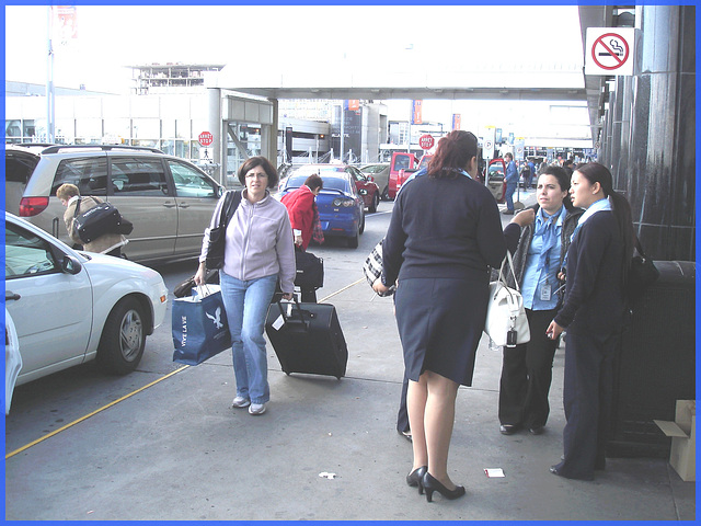 Attrayante hôtesse de l'air dodue en Talons Hauts / Chubby hot flight attendant smoker in high heels chatting with work colleagues