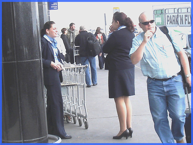 Attrayante hôtesse de l'air dodue en Talons Hauts / Chubby hot flight attendant smoker in high heels chatting woth work colleagues
