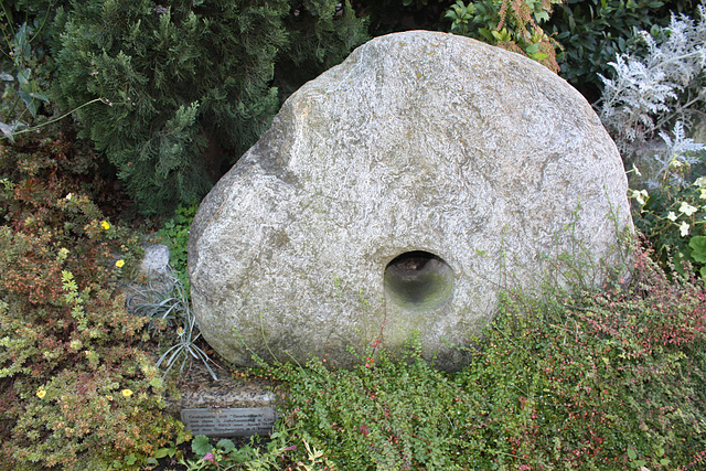 Grabplatte mit so genanntem "Seelenloch" / Grave with prehistorical holed stone Grabplatte mit so genanntem "Seelenloch" / Grave with prehistorical holed stone