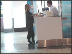 Blonde avec verres et bottes courtes à talons hauts / Blond with glasses in short high heeled boots-  Comptoir de change- Aéroport de Montréal-- 18 octobre 2008