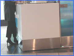 Blonde avec verres et bottes courtes à talons hauts / Blond with glasses in short high heeled boots-  Comptoir de change- Aéroport de Montréal-- 18 octobre 2008