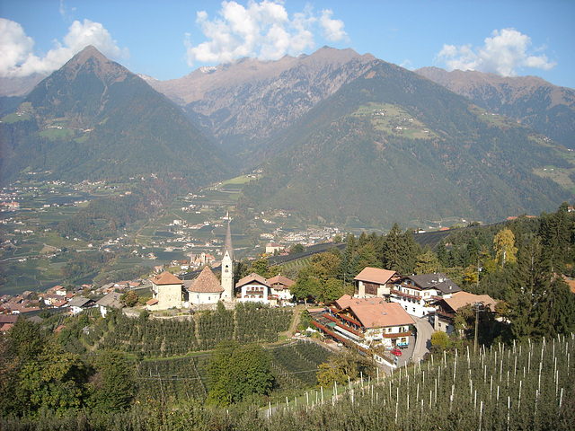 Blick auf den Kirchenhügel von St. Georg einem Ortsteil von Schenna