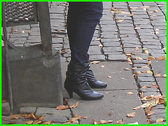 Bottines à talons hauts et feuilles d'automne tout en musique- Short high-heeled Boots and autumn leaves in music- Copenhague , Danemark.