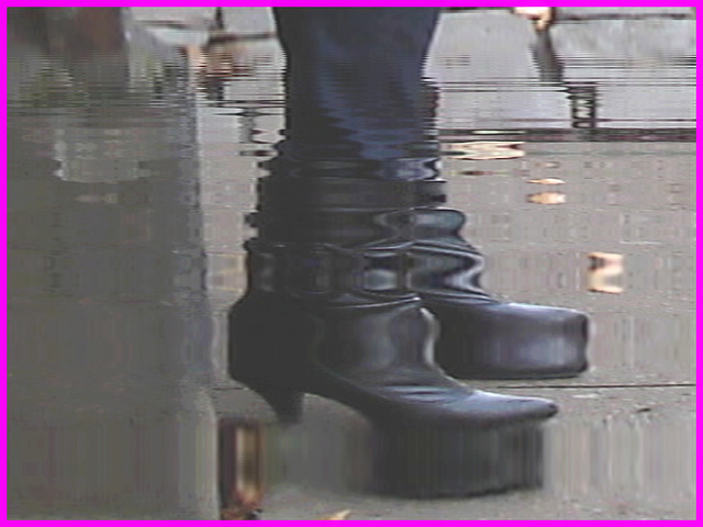 Bottines à talons hauts et feuilles d'automne tout en musique- Effet reflet d'eau- Copenhague. Danemark- 20 octobre 2008.