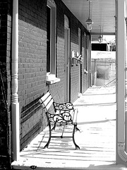 Habitation patrimoniale rénovée -  Dans ma ville  / Hometown -   En noir et blanc avec photofiltre.