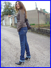 Beauté Suprême en jeans et Bottes à talons aiguilles vertigineux. Supreme beauty in rolled-up jeans and stiletto Boots