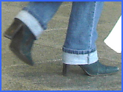Duo Aero shopping - Rolled-up jeans and half-hidden high heeled Boots-  Aéroport PET de Montréal- 18 octobre 2008