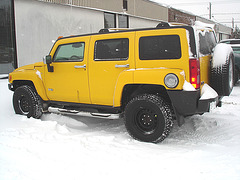Hummer jaune dans la neige  /  Yellow hummer in the snow  -  Dans ma ville  /  Hometown.