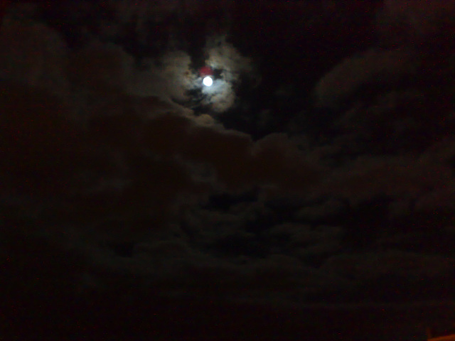luna entre nubes 1