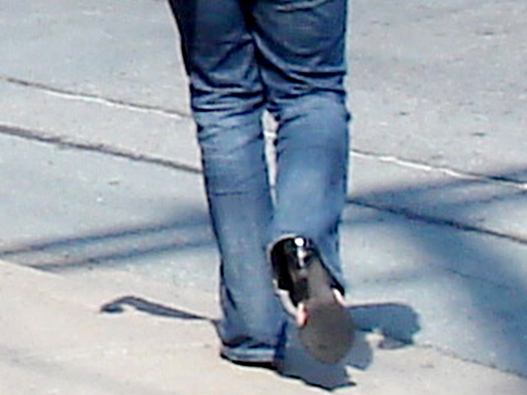Jeune beauté asiatique en talons hauts / Short young Asian in jeans and high heels- Halifax, NS. Canada - Juin 2008