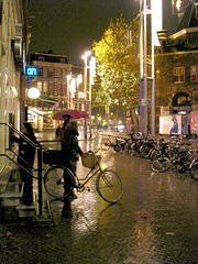 Vélo et parapluie à la Amsterdamienne......
