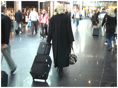 Lady 76 - Chubby black blond Lady  - Jolie Noire en blonde avec chaussures sexy - Schiphol- 19-10-2008