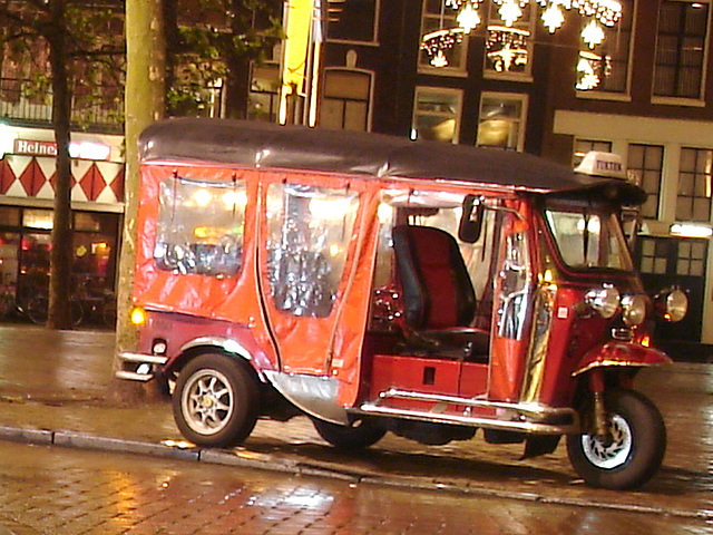 Amsterdam- Taxi enchanting sight.  Rouge roulant !!