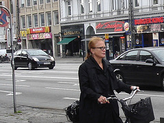 7 store readhead Danish mature Lady biker in colourful pale high-heeled boots - Mc Donald sight - Copenhague / Danemark.