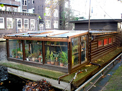 Botanical floating house / Jardin botanique flottant.