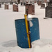Poubelle bleue et monuments d'hiver  /   Blue trashcan and winter monuments -  Dans ma ville  /  Hometown - 18 janvier 2009.