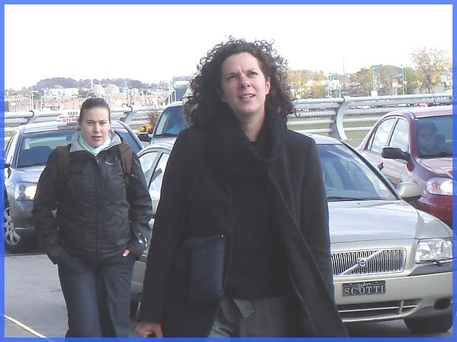 Cheveux frisés et souliers plats- Curly hair and flat shoes- Aéroport de Montréal- 18 octobre 2008