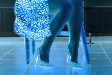 Elsa  - Leopard pumps and outfit with fautless legs - With permission - April 2007. Effet négatif photofiltre