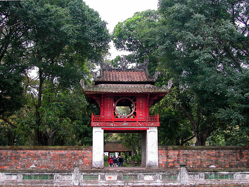 Khuê Văn pavilion to second courtyard