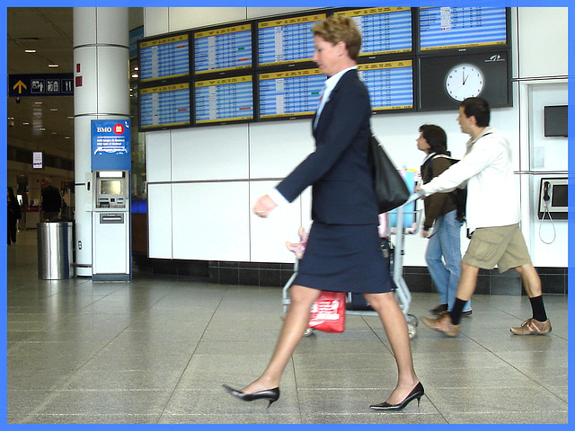 Hôtesse de l'air bien chaussée / Tall & slim beautiful flight attendant in high heels