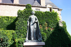 Statue de Béatrix de Gâvres, Laval