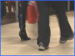 Blonde floue en Bottes Noires en cuir à talons hauts - Blurry blond in leather high-heeled Boots-  Aéroport de Montréal- 18 octobre 2008
