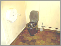 WC en argent ou illusion d'optique ?  - Silver toilet bowl optical illusion ? Trône argenté ! Gare / Train station