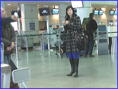 Bottes à talons marteau et collants bleus- Hammer heeled boots and blue tights- Aéroport de Montreal- 18 octobre 2008