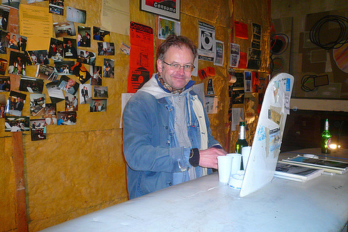Christian Pantzer hinter der Consume Bar bei Familie Montez Januar 2009