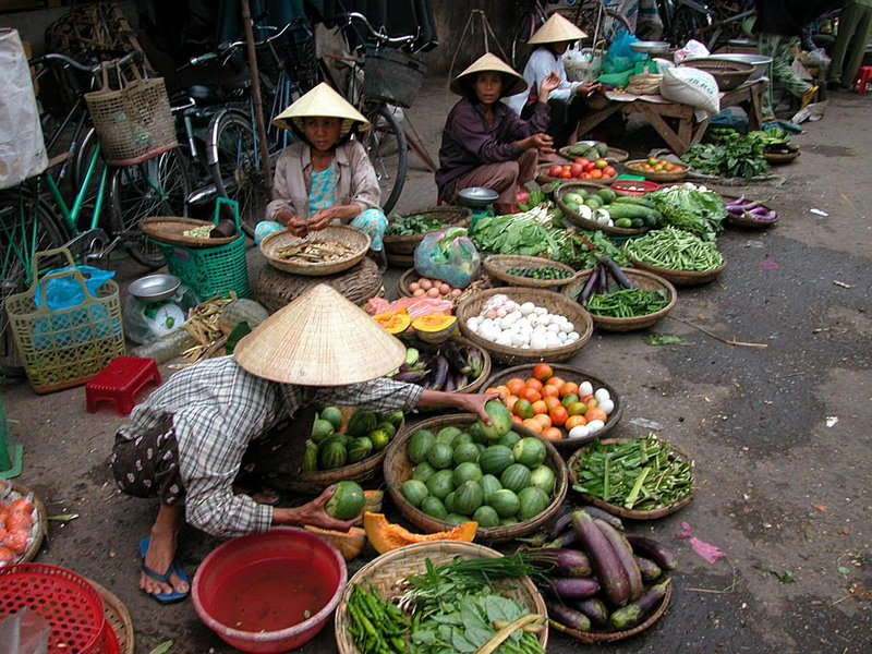 Market vendors in Hội An