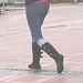 ICA Lady on flat boots / La Dame ICA en bottes à talons plats - Båstad / Sweden - Suède.  1er novembre 2008.