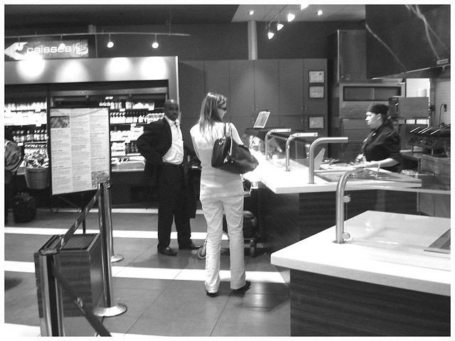 Vue appétissante sur cafétéria aéroportuaire - Readhead on flats with a pale outfit and sexy black man. PET Montreal airport .  - Photofiltered in black & white.