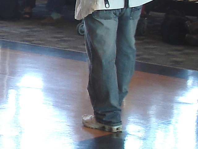 Homme mature à casque et sac à dos - Mature masculine hatter with his rucksack - PET Montreal airport- Avec le lecteur observateur.  -  Baskets et jeans.