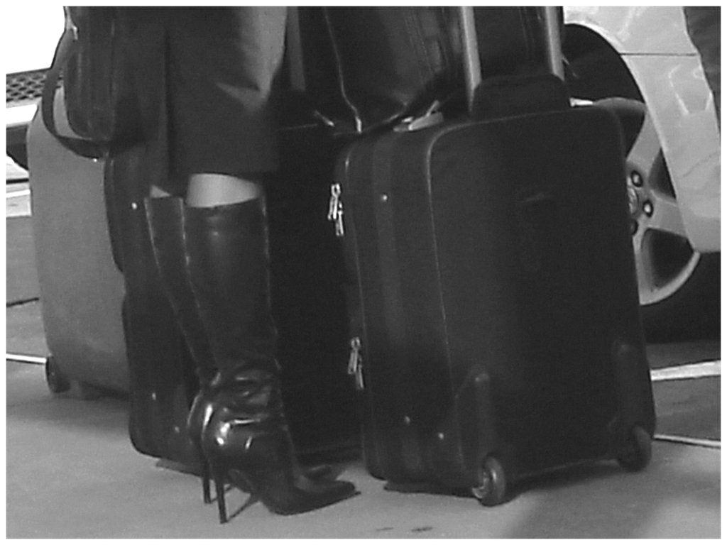 Très séduisante Dame mature en Bottes de Dominatrice - Mature Lady in tremendous Dominatrix Boots - PET Montreal airport - Noir et blanc / Black and white