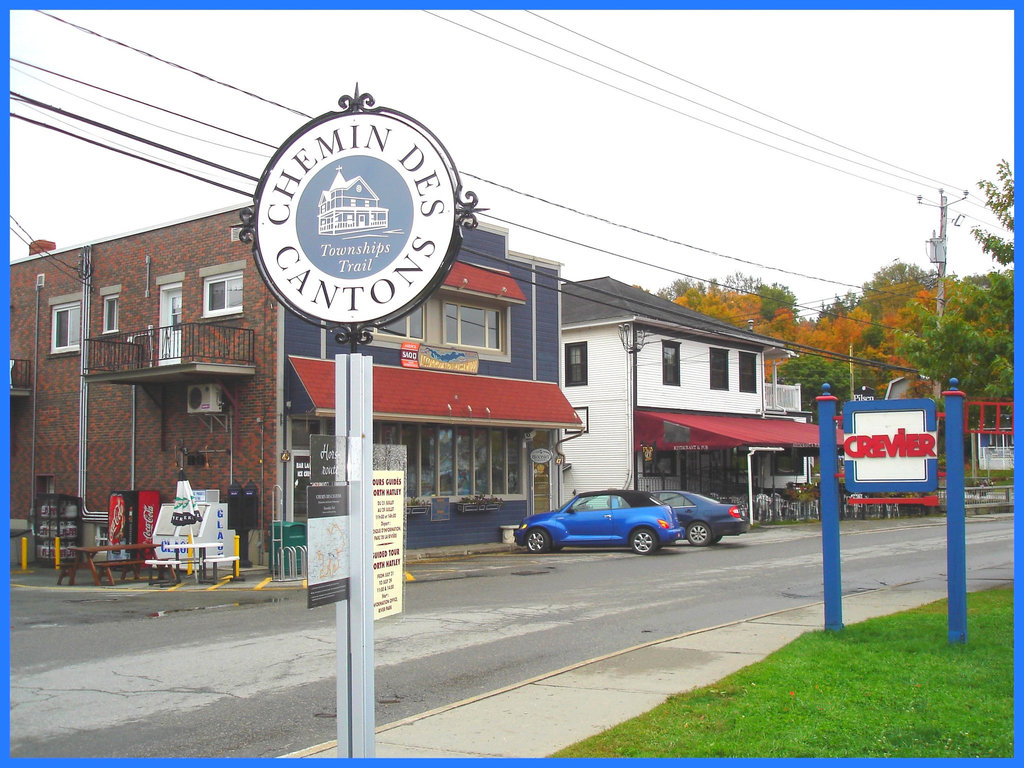 North Hartley - Québec , Canada - 8 octobre 2007 .  Blue PT Cruiser and Crevier gas station sign / Pt Cruiser bleu et enseignes du Québec.