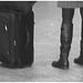 Blond in flat boots and checked skirt /  Blonde en bottes SS et jupe en damiers- Aéroport de Montréal. - Noir et blanc.