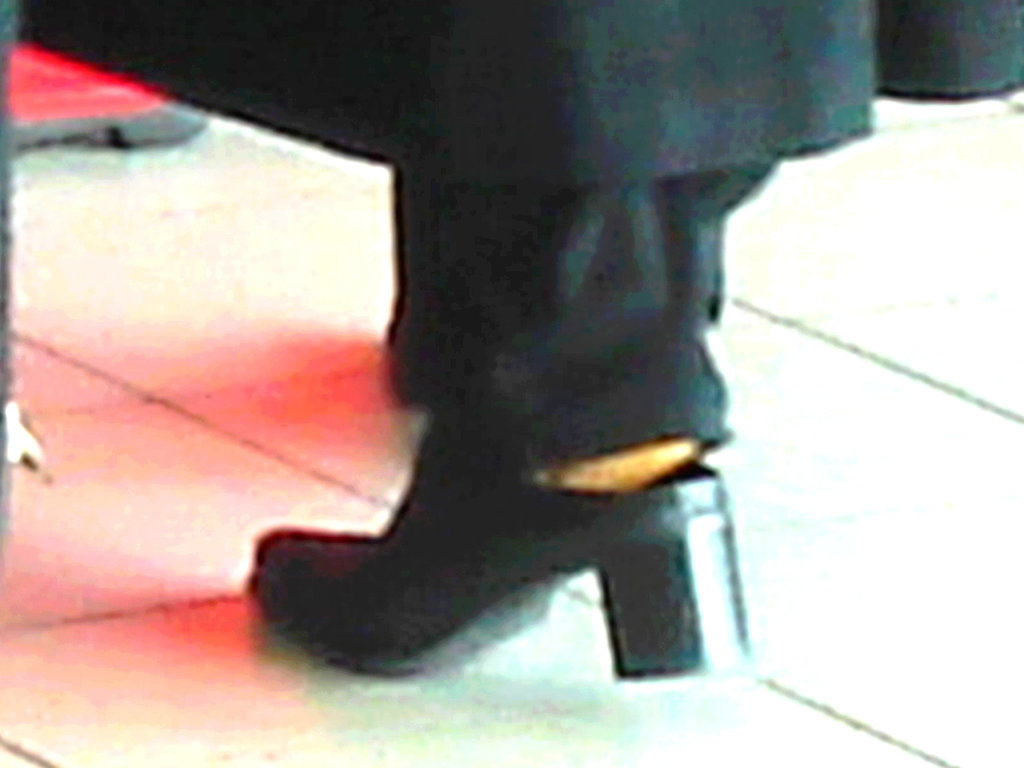 Lady  76 - Chubby black blond Lady in chunky heeled shoes /  Brussels airport - October 19th 2008  -  Photofiltrée
