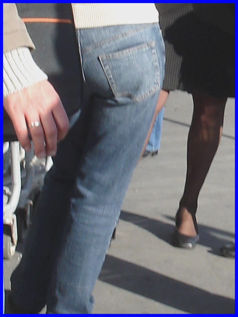 Dame blonde et mature avec jeans sexy -Short blond mature with a nice denim bum on flats- Montreal airport- October 18th 2008