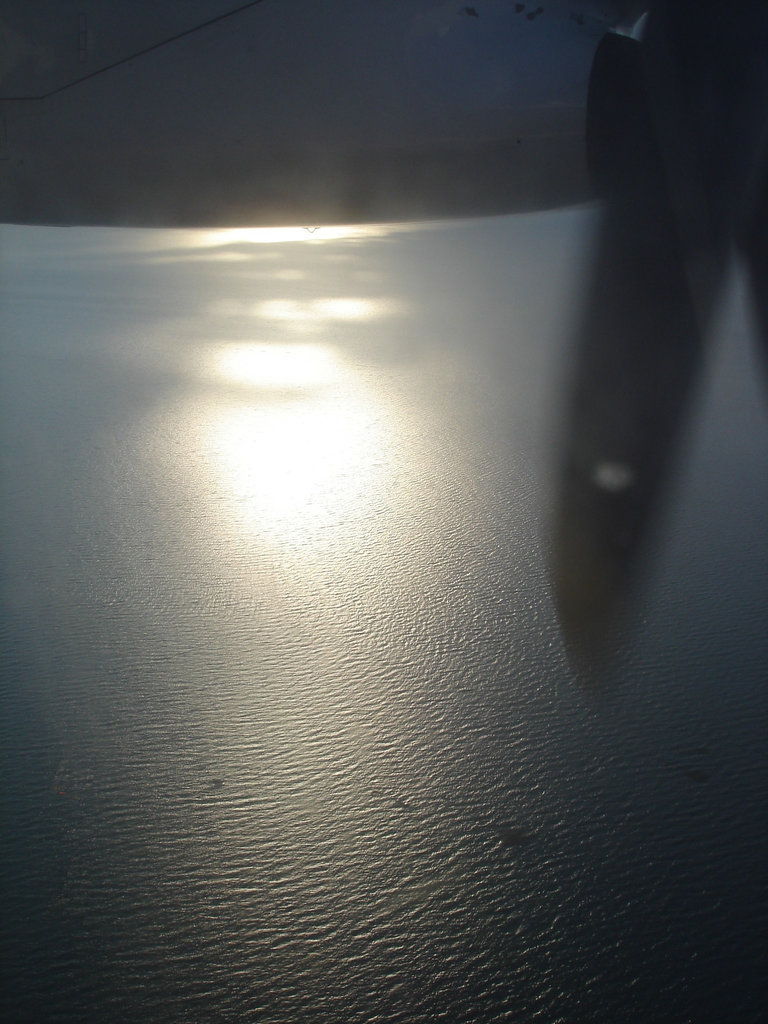 Rimouski, Québec. CANADA / Vue du ciel et du fleuve en avion / Hélice et reflet dans l'eau / Aircraft's propeller and water reflection. 10 août 2007.