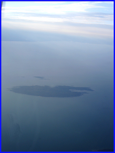 Rimouski, Québec. CANADA / Vue du ciel et du  fleuve en avion / From the aircraft window /  Îlot bleu - Blue islet. 10 août 2007.
