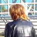 Blonde en manteau de cuir et talons hauts cachés - Blond in leather coat and  hidden high-heeled Boots - Aéroport de Montréal.