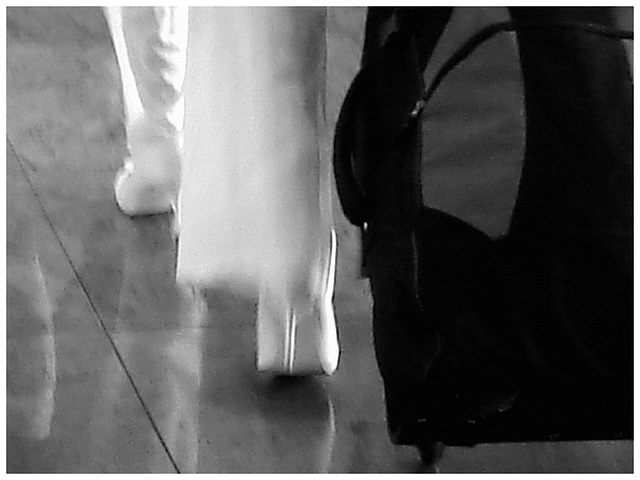 Black Goddess in white stilettos shoes -  Déesse noire en escarpins blancs et vertigineux - Aéroport de Bruxelles- 19 octobre 2008.  - Noir & blanc.
