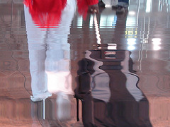 Black Goddess in white stilettos shoes - Déesse noire en escarpins blancs et vertigineux - Aéroport de Bruxelles- 19 octobre 2008 / Reflet dans l'eau - Water reflection effect.