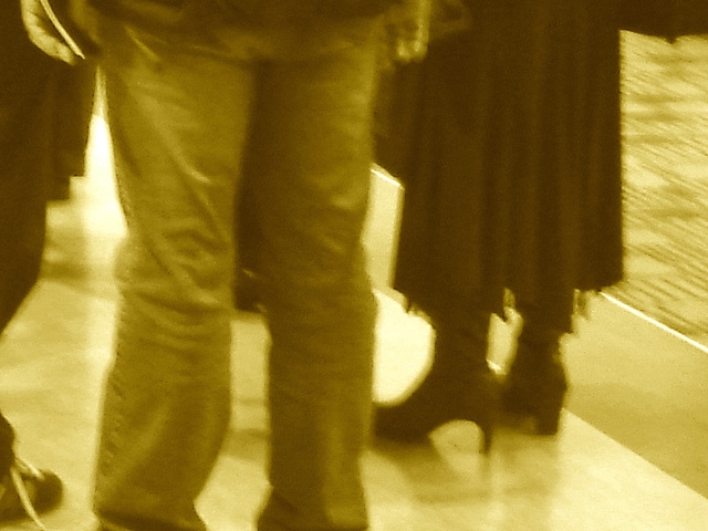 Dame mature en talons hauts - Mature in heels and long skirt. PET Montreal airport - Sepia.