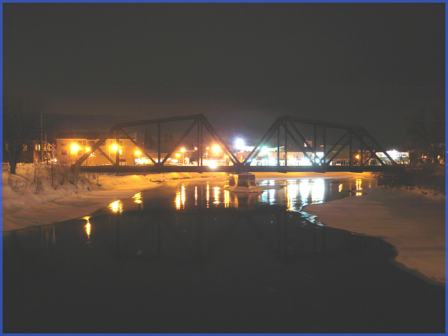 Triangles et reflets multicolores - Colourful train bridge by the night - LACHUTE.  Québec, Canada.